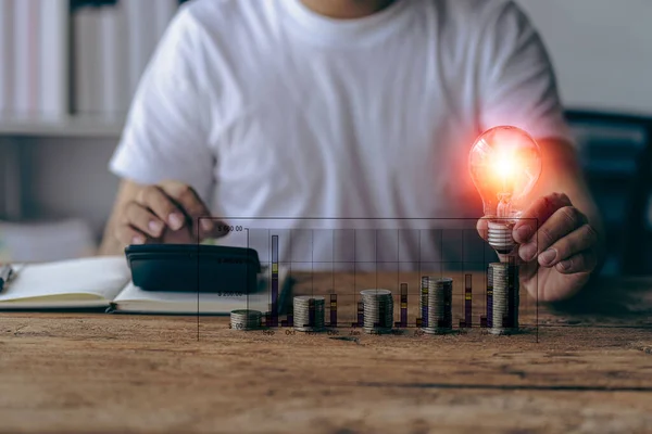 Homme Tenant Ampoule Sur Feu Avec Pile Pièces Calculatrice Portable — Photo