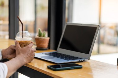 Çağdaş ofis yöneticisinin elleri klavyede çalışırken, internette sörf yaparken, internette veya internette alışveriş yaparken. Resimleri kapat