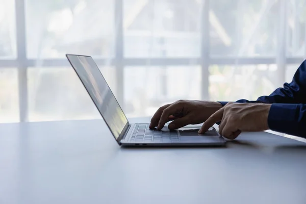 Çağdaş ofis yöneticisinin elleri klavyede çalışırken, internette sörf yaparken, internette veya internette alışveriş yaparken. Resimleri kapat