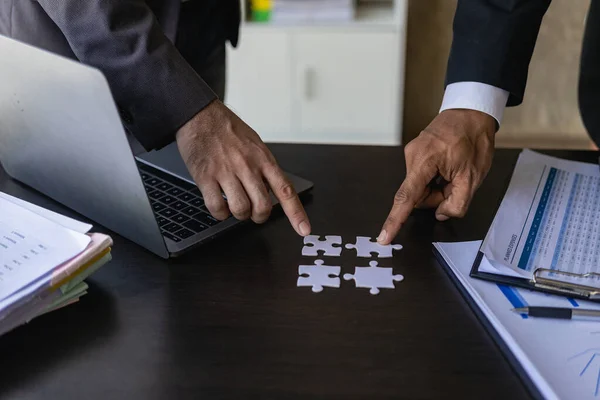 Mobile Jigsaw Business Matching Concept Business Team Holding Two Jigsaw — Stock Photo, Image