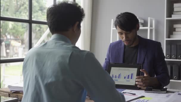 Dva Mladí Asijští Podnikatelé Oblecích Diskutovat Finančních Trzích Data Kanceláři — Stock video