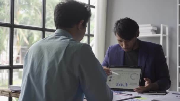 Dos Jóvenes Empresarios Asiáticos Trajes Discutiendo Datos Del Mercado Financiero — Vídeo de stock