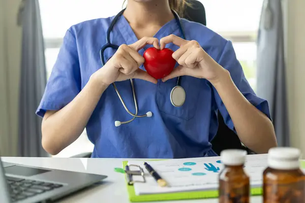 Médecin Féminin Tenant Boule Rouge Forme Coeur Expliquant Patient Ligne — Photo