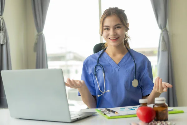 女医生与在职医院远程工作的有吸引力的女医生在网上聊天 并将诊断治疗转移到网上病人身上 — 图库照片