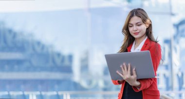 Yeni nesil yaratıcı girişimciler için uzaktan çalışma. İş adamı ofisin önünde dizüstü bilgisayarda çalışıyor.