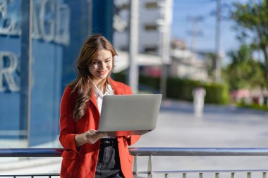 Yeni nesil yaratıcı girişimciler için uzaktan çalışma. İş adamı ofisin önünde dizüstü bilgisayarda çalışıyor.