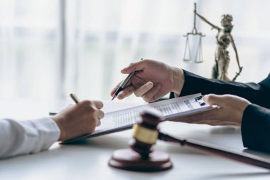 İş kadını ve erkek avukatın iyi hizmet danışmanlığında yakın plan resimleri ya da hukuk bürosunda müvekkil ile takım toplantısı yapan yargıç danışmanı