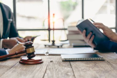 İş kadını ve erkek avukatın iyi hizmet danışmanlığında yakın plan resimleri ya da hukuk bürosunda müvekkil ile takım toplantısı yapan yargıç danışmanı