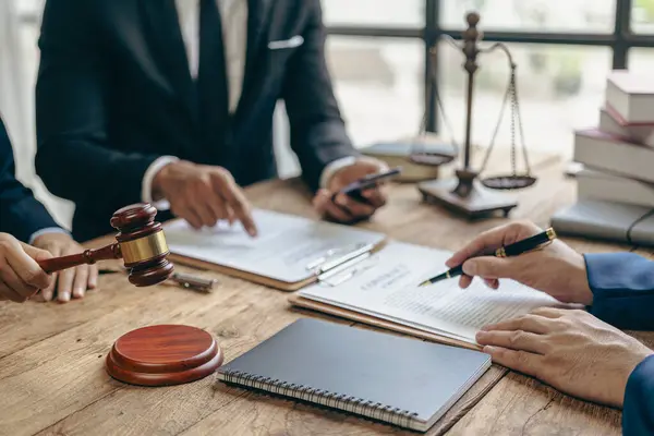 Kadını Erkek Avukatın Iyi Hizmet Danışmanlığında Yakın Plan Resimleri Hukuk — Stok fotoğraf