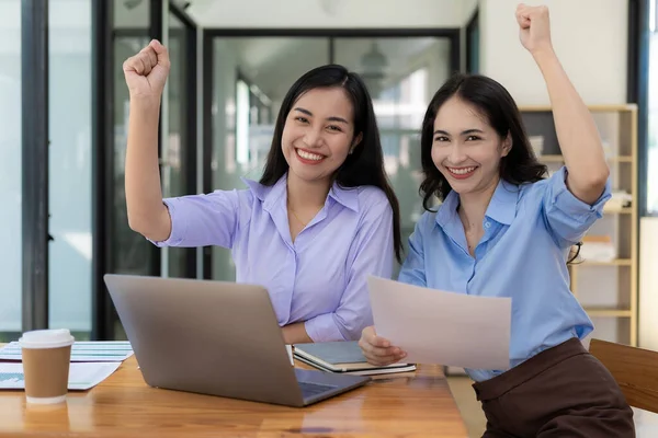 Duas Mulheres Negócios Expressaram Sua Alegria Com Rostos Sorridentes Mãos — Fotografia de Stock