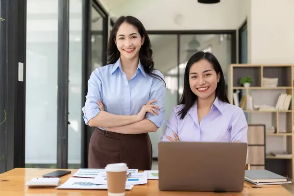 两名亚洲女会计师讨论财务管理规划 新启动项目构想分析 — 图库照片
