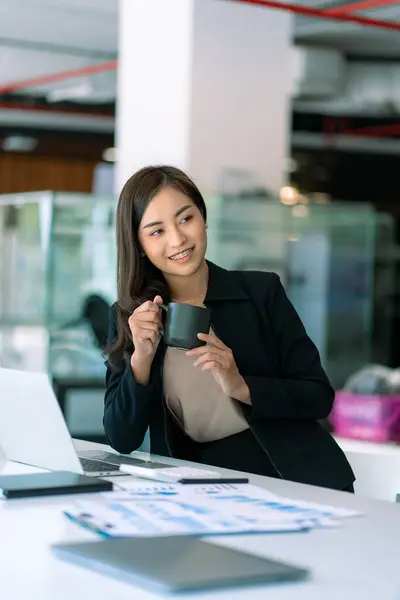 アジアの女性は オフィスで金融文書やラップトップで働いています 金融会計コンセプト — ストック写真