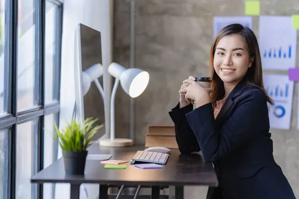 Mujer Asiática Que Trabaja Con Documentos Financieros Portátil Oficina Concepto —  Fotos de Stock
