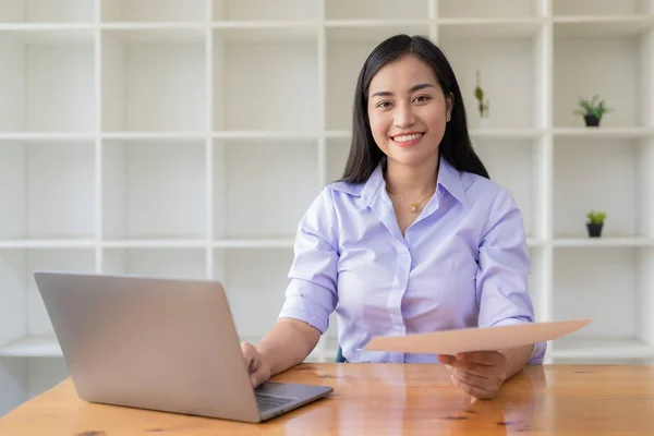 アジアの女性は オフィスで金融文書やラップトップで働いています 金融会計コンセプト — ストック写真