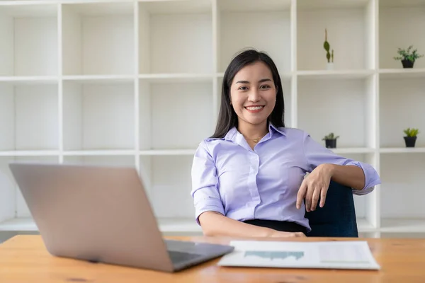 Mujer Asiática Que Trabaja Con Documentos Financieros Portátil Oficina Concepto —  Fotos de Stock
