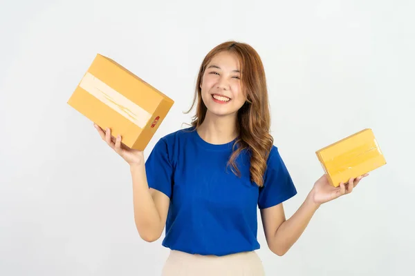 白い背景に隔離された美しいアジアの女性の保持箱 オンライン販売および小包配達のコピー スペース — ストック写真
