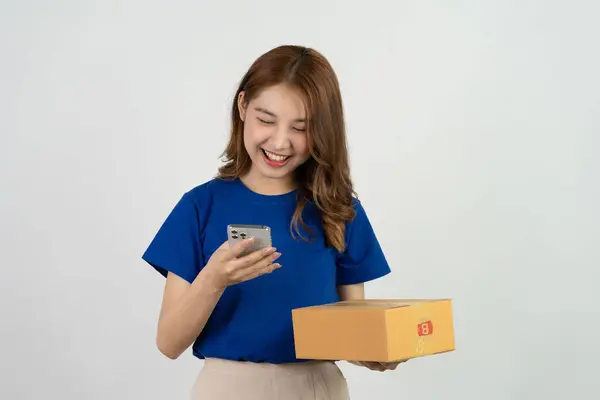 Mooie Aziatische Vrouw Holding Box Geïsoleerd Witte Achtergrond Concept Kopieerruimte — Stockfoto