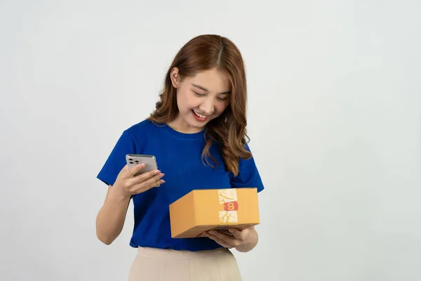 美丽的亚洲女人把盒子隔离在白色背景下在线销售和包裹递送的概念复制空间 — 图库照片