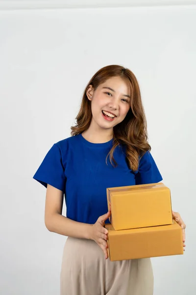白い背景に隔離された美しいアジアの女性の保持箱 オンライン販売および小包配達のコピー スペース — ストック写真