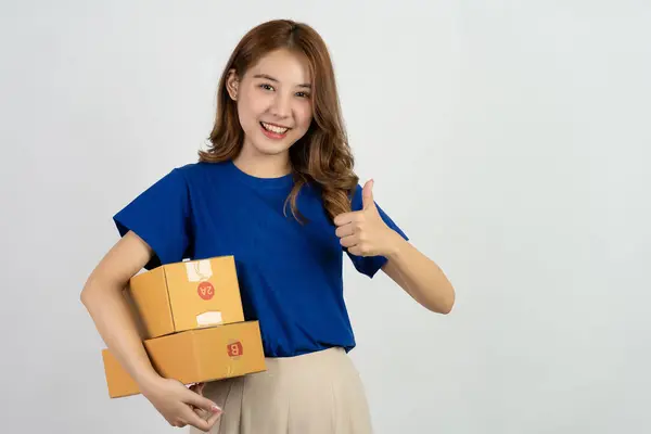 美丽的亚洲女人把盒子隔离在白色背景下在线销售和包裹递送的概念复制空间 — 图库照片