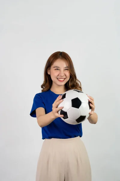Mutlu Asyalı Bayan Futbol Fanatiği Futbol Topuyla Favori Takıma Destek — Stok fotoğraf