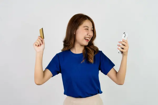 Piękna Młoda Kobieta Używa Karty Kredytowej Telefonu Komórkowego Dokonywania Transakcji — Zdjęcie stockowe