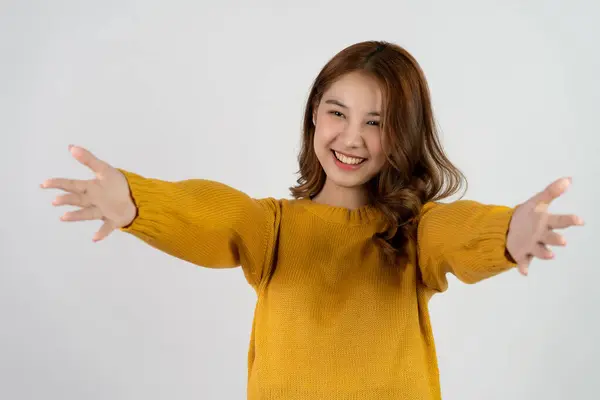Mulher Asiática Excitada Levantando Mãos Gesto Sobre Fundo Isolado Conceito — Fotografia de Stock