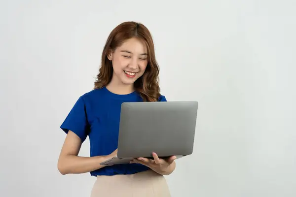Szczęśliwa Azjatycka Kobieta Niebieskim Shirt Gospodarstwa Laptopa Podczas Świętowania Sukcesu — Zdjęcie stockowe