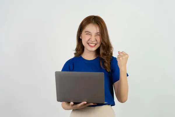 Feliz Mulher Asiática Azul Shirt Segurando Laptop Enquanto Celebra Sucesso — Fotografia de Stock