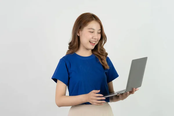 ホワイトバックグラウンドで孤立したオンラインマーケティング成功を祝いながら ブルーTシャツで幸せなアジアの女性 オンラインショッピングコンセプト — ストック写真