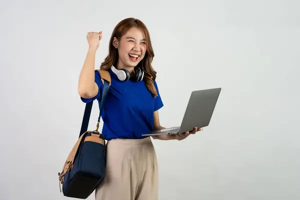 Szczęśliwa Młoda Azjatycka Studentka Plecakiem Stojącym Trzymającym Laptopa Kobieta Niebieskiej — Zdjęcie stockowe