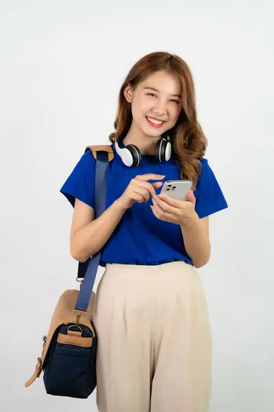 Menina Asiática Usando Smartphone Camisa Azul Mochila Fundo Enquanto Telefone — Fotografia de Stock