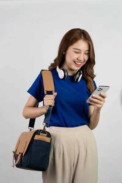 Azji Dziewczyna Pomocą Smartfona Niebieskiej Koszuli Plecaka Tle Podczas Stania — Zdjęcie stockowe