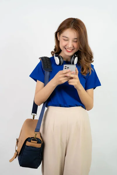 Asiatico Ragazza Utilizzando Smartphone Blu Camicia Zaino Sfondo Mentre Piedi — Foto Stock