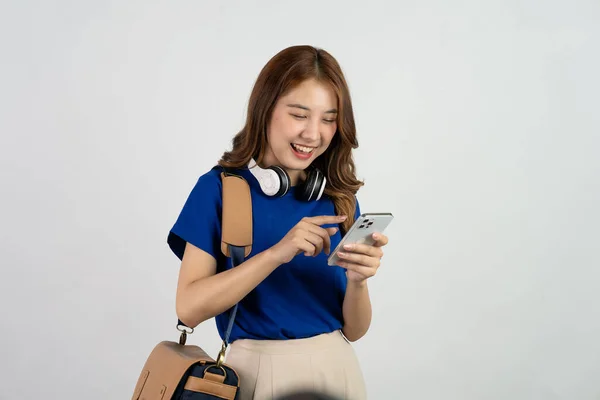 Menina Asiática Usando Smartphone Camisa Azul Mochila Fundo Enquanto Telefone — Fotografia de Stock