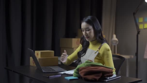 Azjatka Sprawdza Zapasy Odzieży Handlu Detalicznego Online Sprzedaje Ubrania Stronie — Wideo stockowe