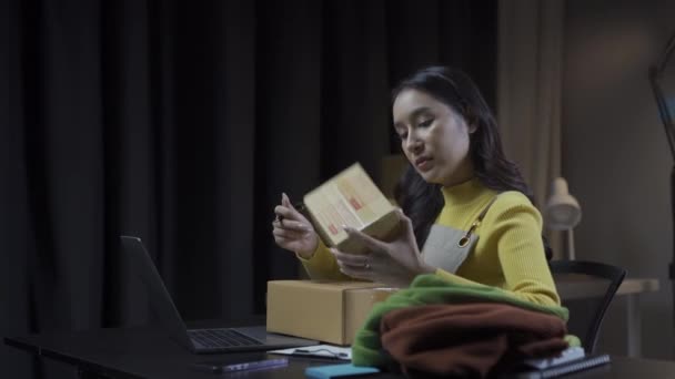 Азиатская Женщина Проверяет Акции Одежды Розничного Бизнеса Интернете Продает Одежду — стоковое видео