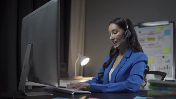 Junge Asiatin Trägt Kopfhörer Bei Der Arbeit Online Treffen Mit — Stockvideo