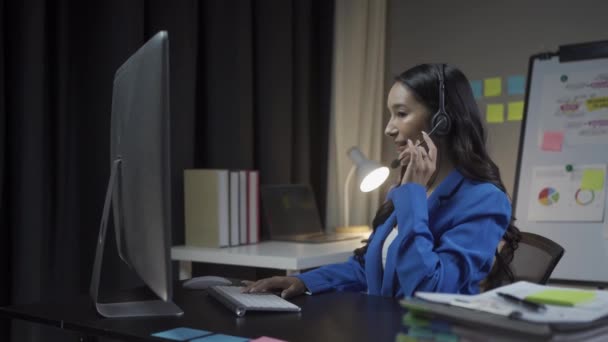 Junge Asiatin Trägt Kopfhörer Bei Der Arbeit Online Treffen Mit — Stockvideo