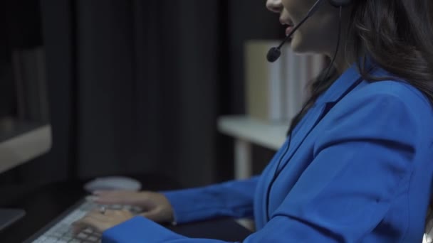 Νεαρή Ασιάτισσα Γυναίκα Που Φοράει Ακουστικά Στη Δουλειά Απευθείας Σύνδεση — Αρχείο Βίντεο
