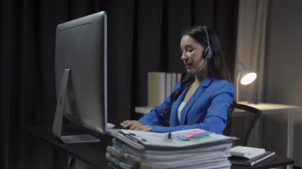Молодая Азиатка Наушниках Работе Онлайн Встреча Использованием Домашнего Компьютера Молодая — стоковое видео