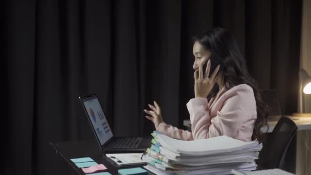 Ocupada Mujer Negocios Asiática Que Trabaja Los Documentos Del Proyecto — Vídeo de stock
