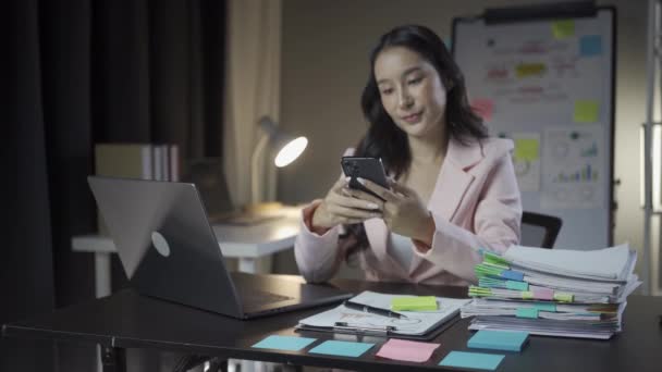 Elfoglalt Ázsiai Üzletasszony Dolgozik Projekt Dokumentumok Telefonon Beszél Laptop Távolról — Stock videók