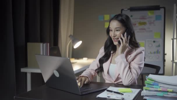 Zaneprázdněná Asijská Podnikatelka Pracující Projektových Dokumentech Mluvící Telefonu Pomocí Notebooku — Stock video