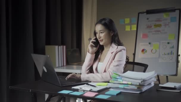 Empresária Asiática Ocupada Trabalhando Documentos Projeto Conversando Telefone Usando Laptop — Vídeo de Stock