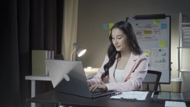 有吸引力的亚洲女商人与笔记本电脑一起工作 检查财务文件 分析办公室桌上的公司会计计算 — 图库视频影像