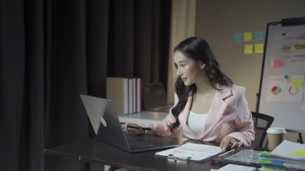 Vonzó Ázsiai Üzletasszony Dolgozik Laptop Pénzügyi Dokumentumok Ellenőrzése Elemzése Cég — Stock videók