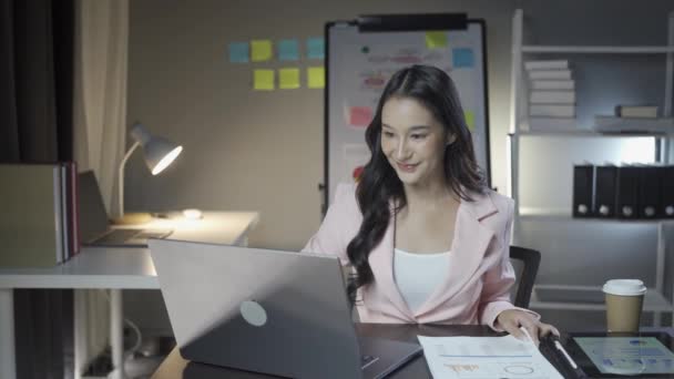 Attraktive Asiatische Geschäftsfrau Arbeitet Mit Laptop Und Überprüft Finanzdokumente Und — Stockvideo