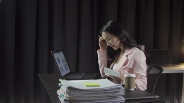 Empresária Asiática Atraente Trabalhando Com Laptop Verificando Documentos Financeiros Analisando — Vídeo de Stock