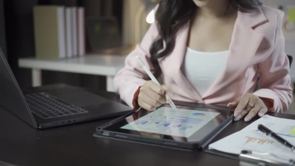 Attraktive Asiatische Geschäftsfrau Arbeitet Mit Laptop Und Überprüft Finanzdokumente Und — Stockvideo